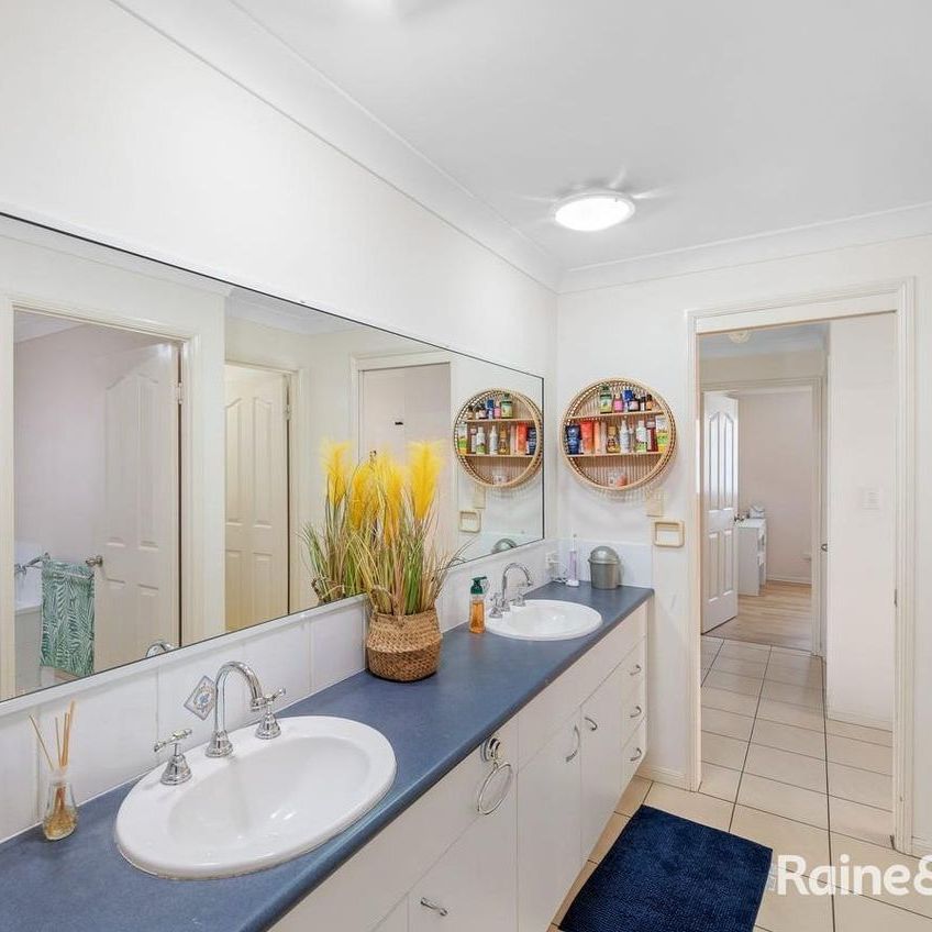 MODERN FAMILY HOME IN A CENTRAL LOCATION! - Photo 1