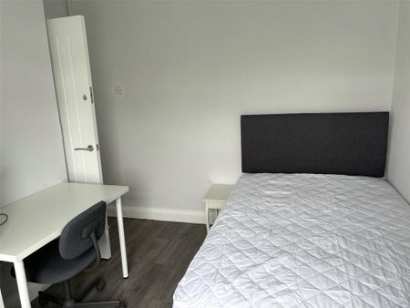 4 bedroom semi-detached house to rent - Photo 2