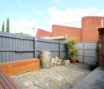 Single-fronted, renovated bliss in inner-city locale! - Photo 2
