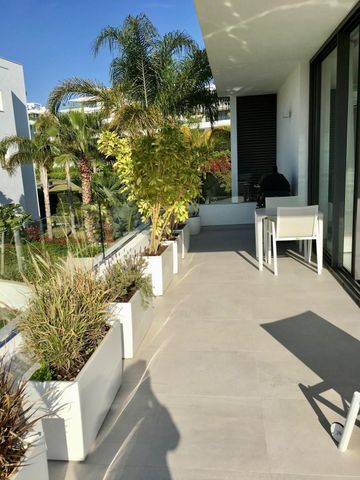 Middle Floor Apartment in Estepona - Photo 3