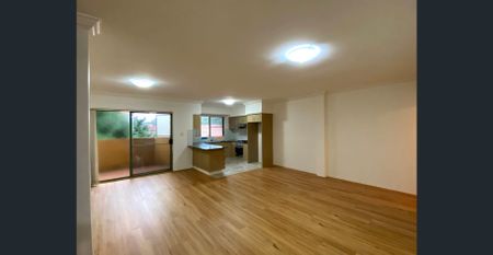 Renovated 3 bedrooms, double storeys apartment - Photo 3