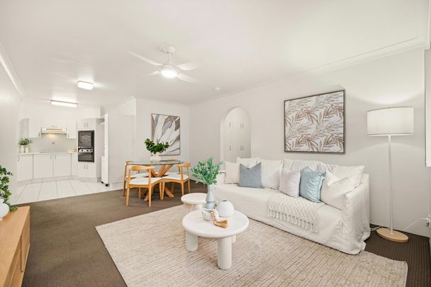 Charming Ground-Floor Retreat in a Premier Wooloowin Pocket - Photo 1
