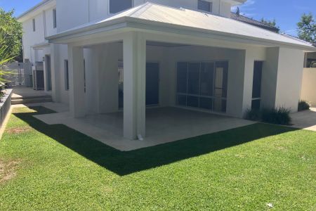 Stunning Family Home - Photo 2