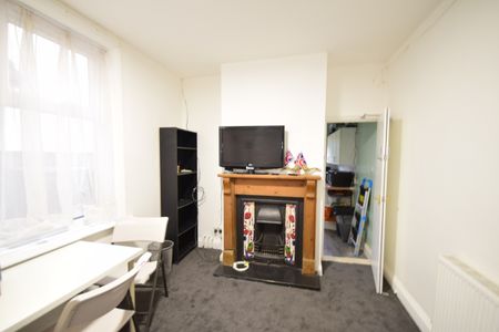 3 bedroom terraced house to rent - Photo 4