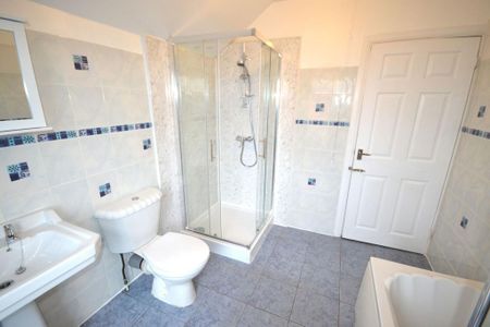 2 bedroom end of terrace house to rent - Photo 2