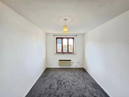 2 Bedroom Flat to Rent in Kings Road, Rushden, Northants, NN10 - Photo 2