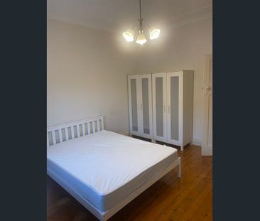 Spacious lounge area & Separate sunroom & Large gas-equipped kitche... - Photo 3