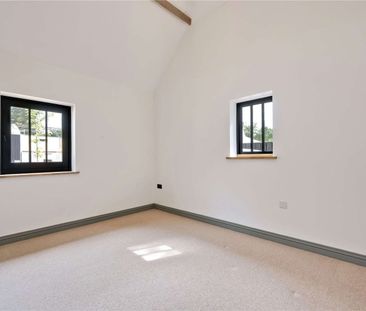 A contemporary barn conversion in the sought-after village of Churt. - Photo 4