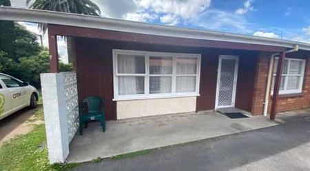 Two bedroom townhouse close to city - Photo 3