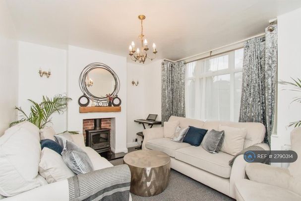 3 bedroom semi-detached house to rent - Photo 1