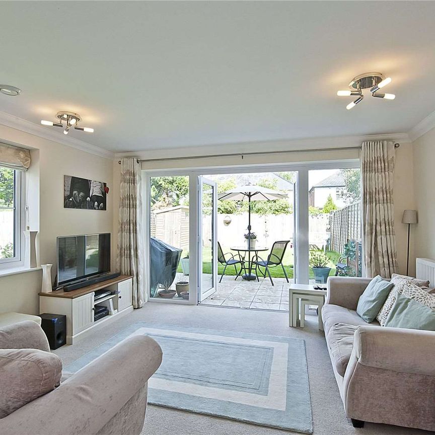 A modern semi-detached two bedroom house, conveniently located for Godalming town centre and Farncombe mainline station. - Photo 1