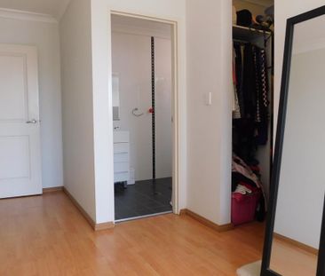 Bright Spacious Four (4) Bedrooms Duplex - Peakhurst - Photo 5