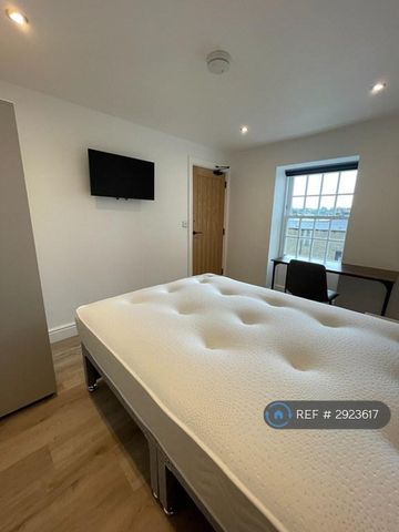 1 bedroom in a house share to rent - Photo 2