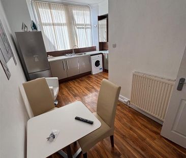 2 bedroom private hall to rent - Photo 5