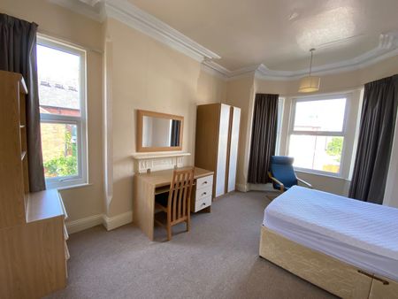 7 Bed Semi-Detached House, Henry Road, NG2 - Photo 2