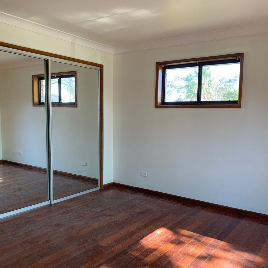 3 Bedroom - 2 Bathroom - Location close to cafes, shops - Photo 1