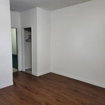 BACHELOR APARTMENT WITH WALKOUT BALCONY IN A HOUSE - Photo 1