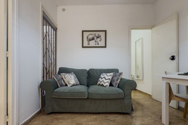 Single room with a small interior patio in Poble Sec district - Foto 1