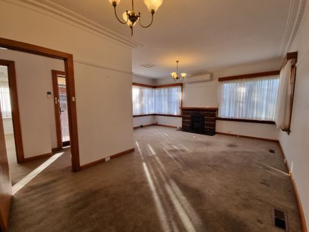 Perfect Family Home with Exceptional Rear Gardens - Photo 2