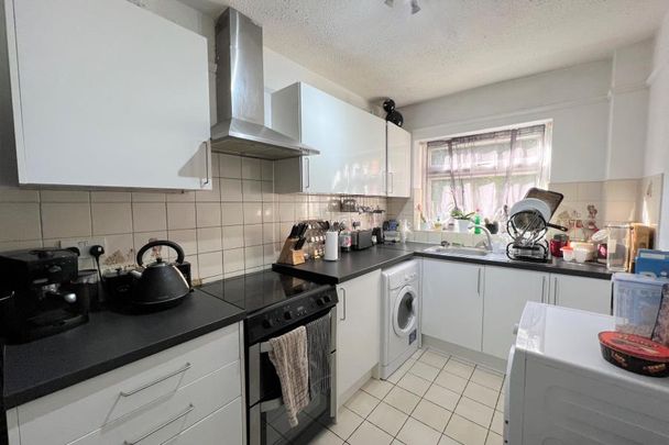 Alwyne Court, Horsell - 2 bedrooms Property for lettings - Seymours - Photo 1