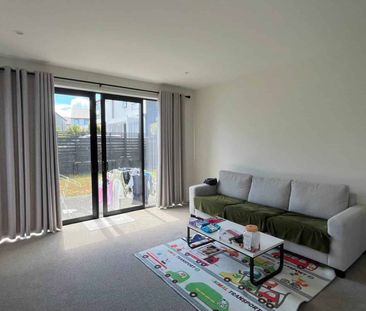 MODERN 5 BEDROOM HOME - Photo 1