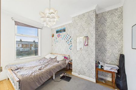 3 bedroom end of terrace house to rent - Photo 4