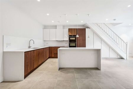 Cranley Mews, London, SW7 3BY - Photo 2