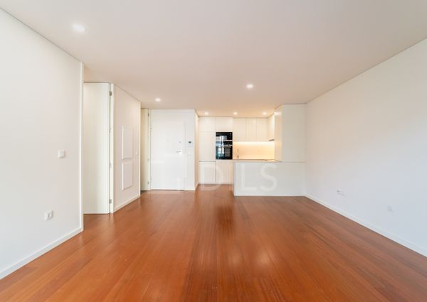 Apartamento T1 com varanda - Novo - Casa da Musica - Rotunda Boavista