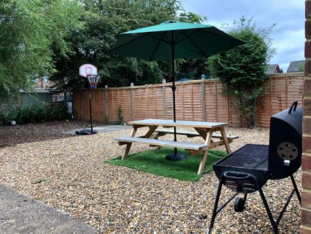 Modern All-Inclusive Co-Living in Watford Room 8 - Photo 5