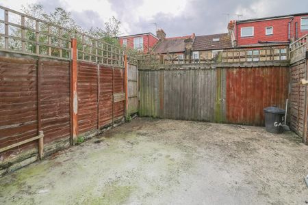 4 bedroom terraced house to rent - Photo 5