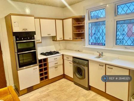 1 bedroom in a flat share to rent - Photo 3