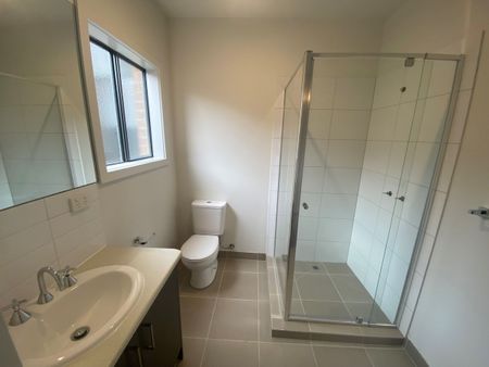 MODERN 3 BEDROOM HOME WITH TWO LIVING AREAS - Photo 5