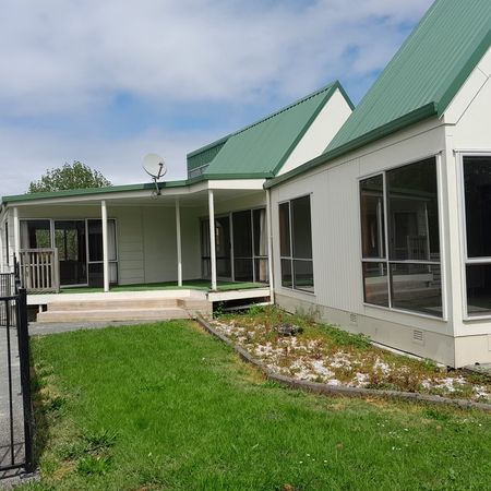 IN THE CENTRE! - Photo 3