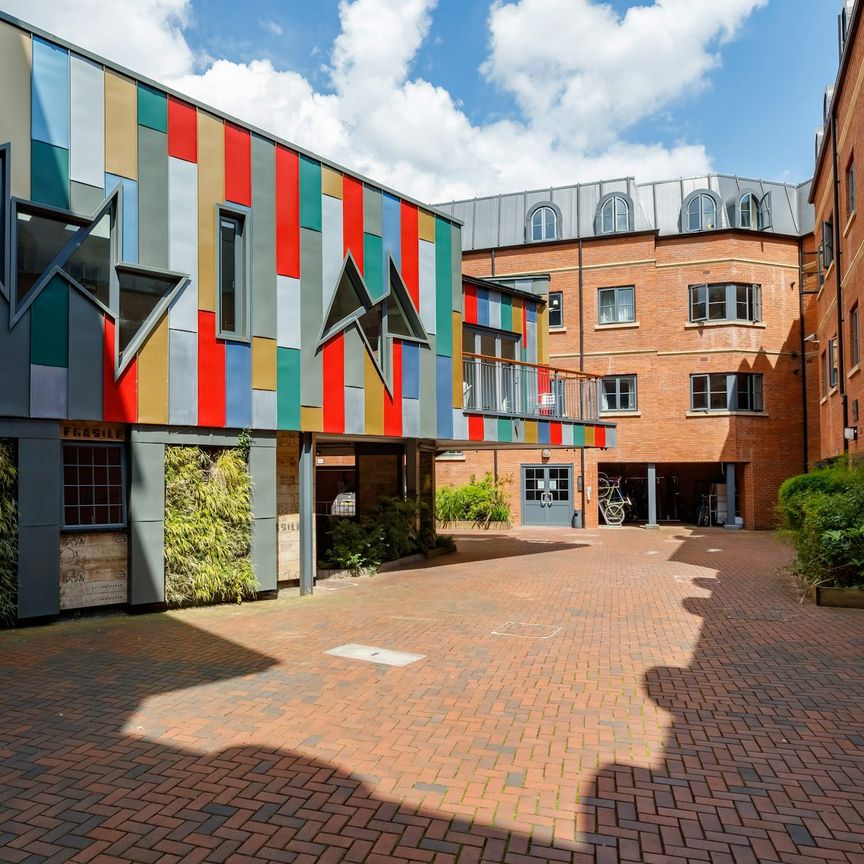 Flat to rent on - Photo 1