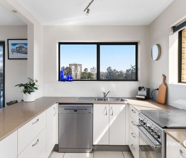 Elegant Riverfront Living Just Minutes From The City - Photo 2
