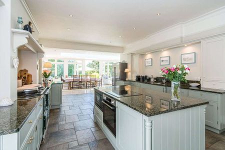 A wonderful five bedroom family home with self contained annex - Photo 5