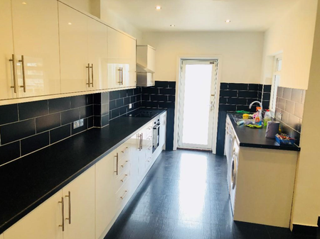 1 bedroom in a house share to rent - Photo 3