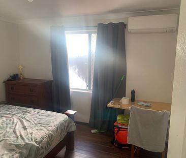 Spacious bedroom in a SHARED house - Photo 5