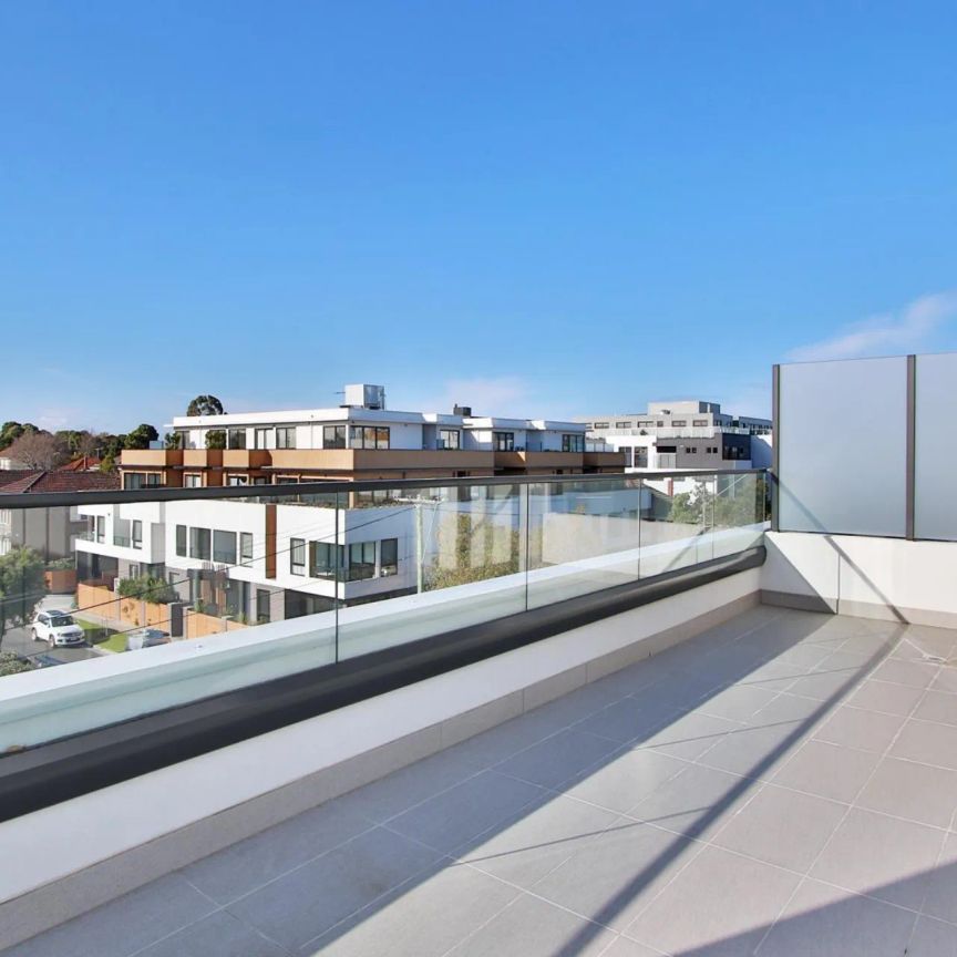 TWO BEDROOM GEM IN THE HEART OF SHOPS, CAFES & MORE! - Photo 1