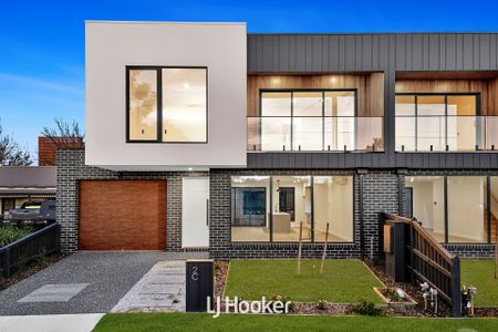 Contemporary Elegance Meets Urban Convenience in Central Berwick - Photo 2