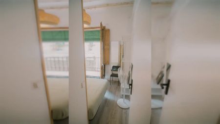 Room in a shared 14-bedroom apartment for rent in el Gòtic, professionals and students. - Foto 3