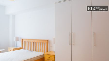 Comfortable room in apartment in East Wall, Dublin - Photo 3