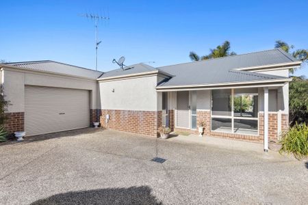 Low Maintenance Modern Unit in Quiet Court - Photo 4