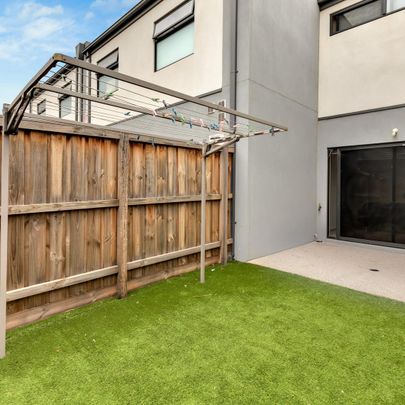 MODERN HOME IN THE POPULAR HARPLEY ESTATE! - Photo 1