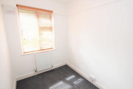 2 bedroom Maisonette to let - Photo 3