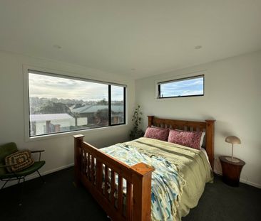 A stylish and sunny townhouse! - Photo 2