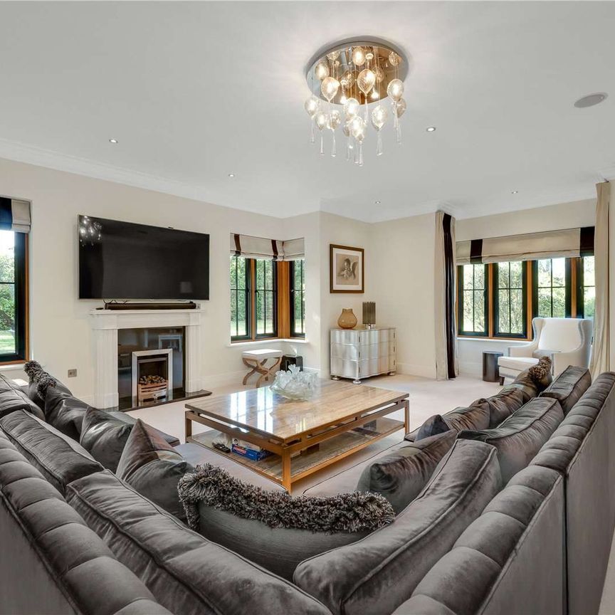 A prestigious seven bedroom gated residence in a prime location. - Photo 1