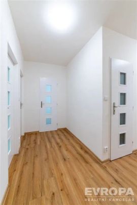 Pronájem bytu 3+1 v Prosluněné ulici, Praha 5 - Photo 1