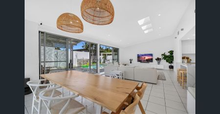 Elegant Waterfront Living in Prestigious Broadbeach Waters - Photo 4