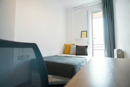 Travessera de les Corts, Barcelona, Catalonia 08028 - Photo 2